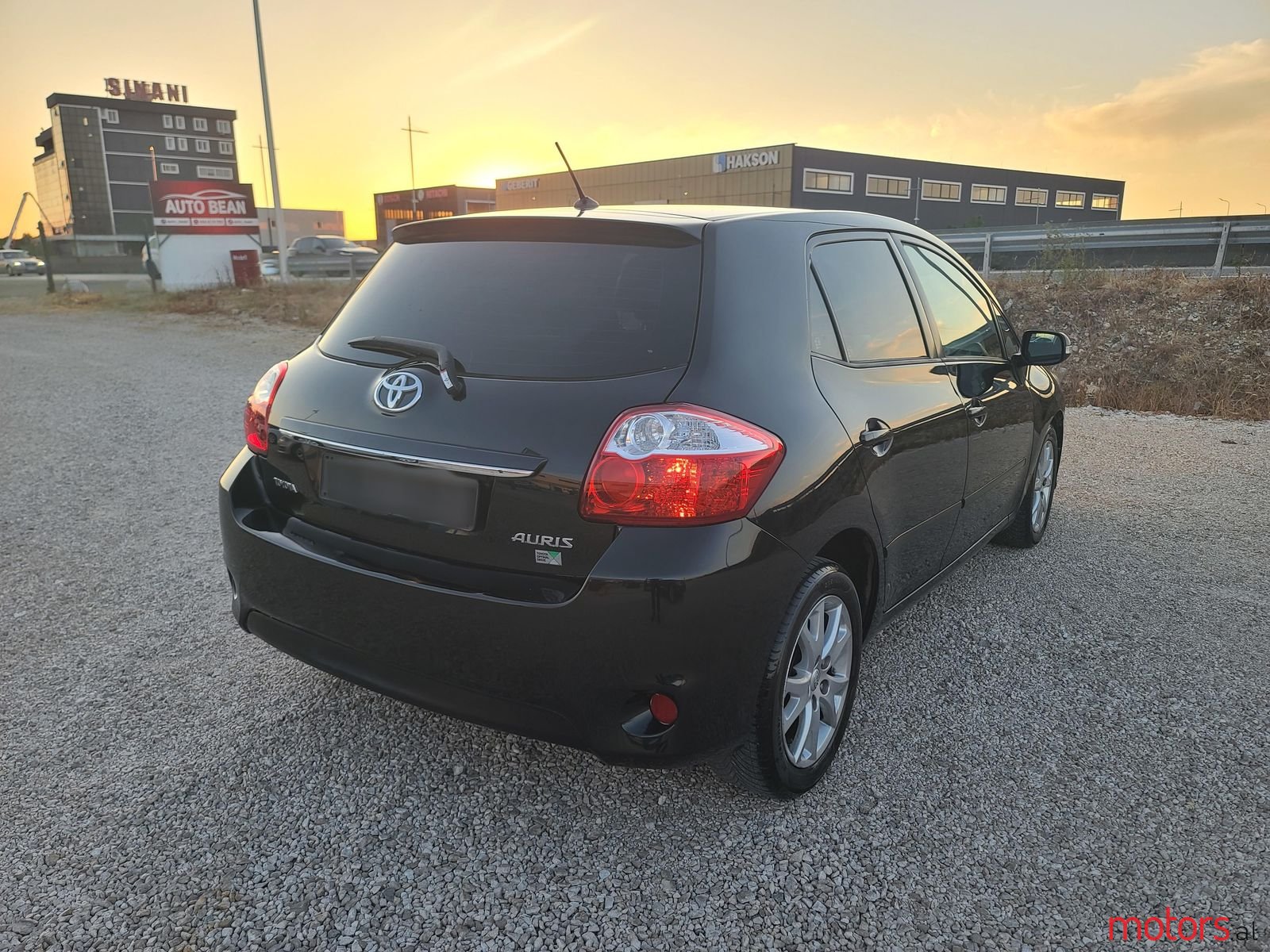 2012' Toyota Auris photo #2