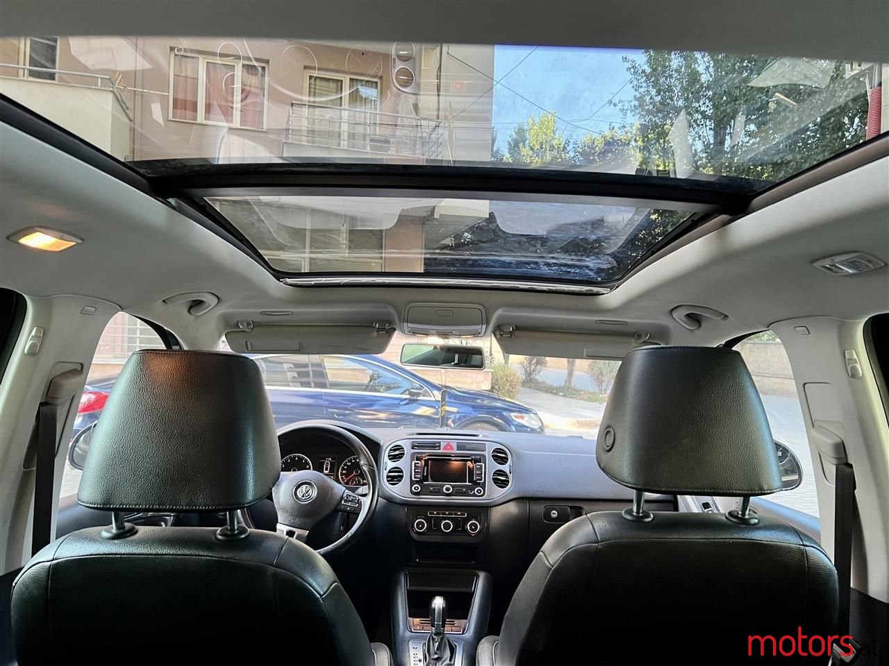 2011' Volkswagen Tiguan photo #5