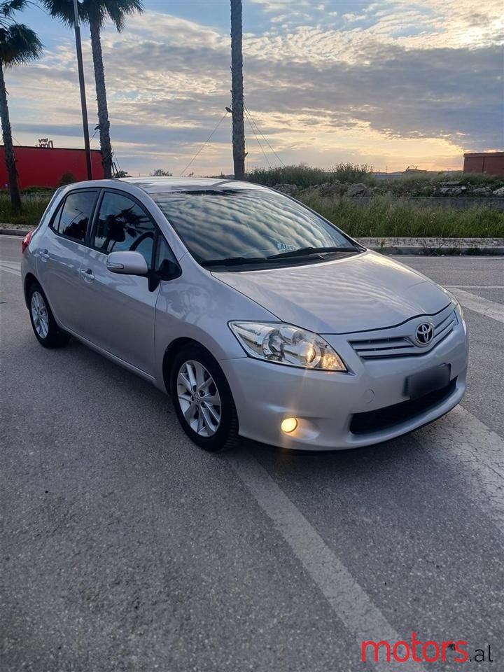 2012' Toyota Auris photo #3