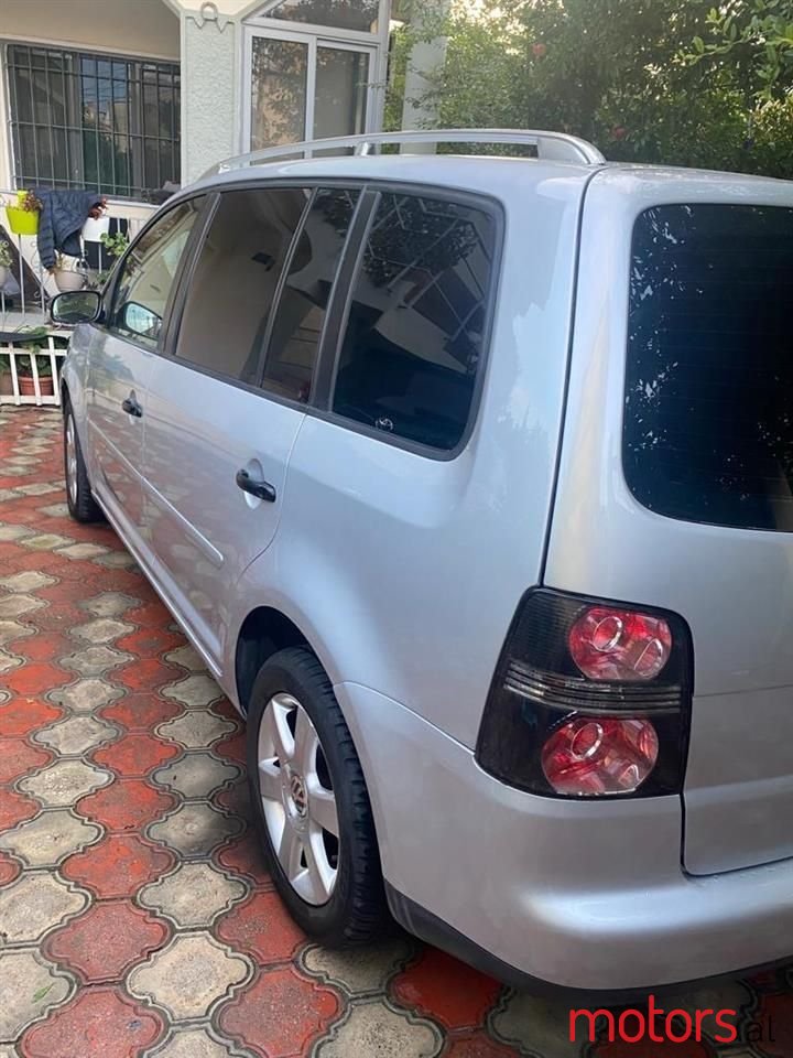 2005' Volkswagen Touran photo #2