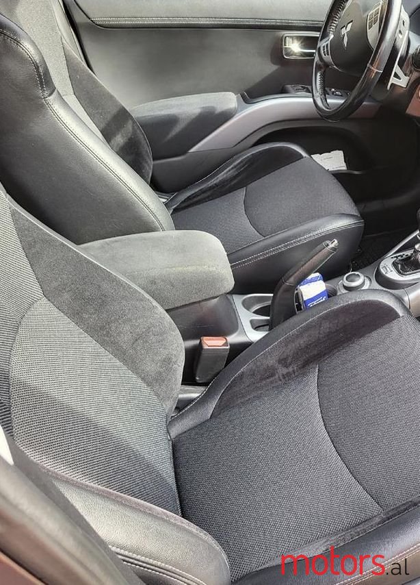 2012' Mitsubishi Outlander photo #3