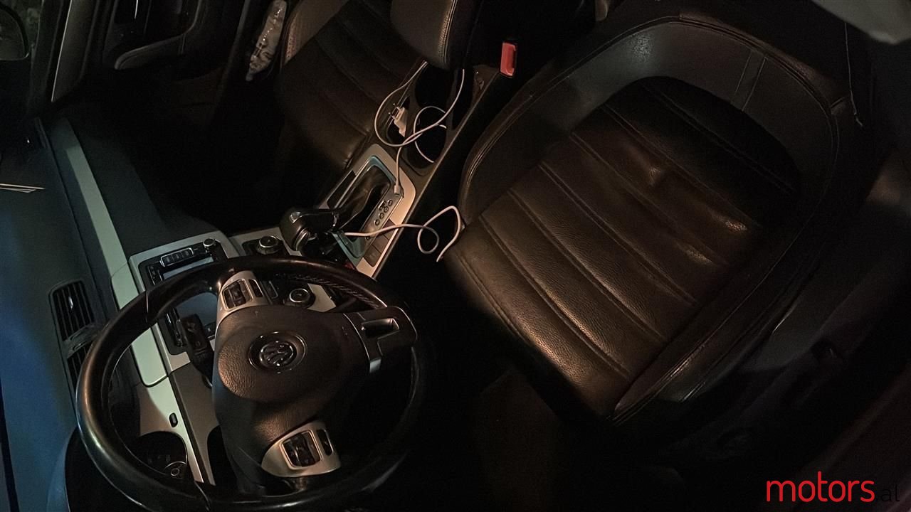 2010' Volkswagen Passat photo #2