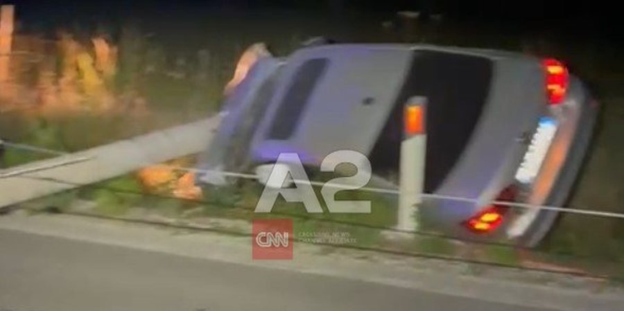 Makina përplaset me shtyllën e tensionit në Vlorë, 2 të plagosur, ikën energjia elektrike në zonë