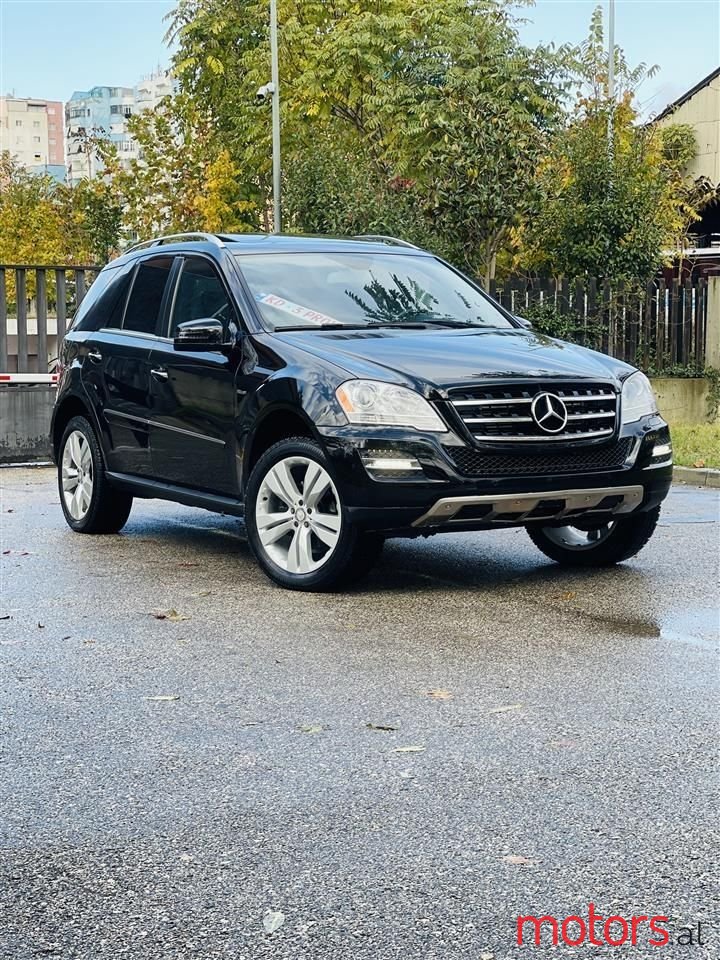 2011' Mercedes-Benz 300 photo #1