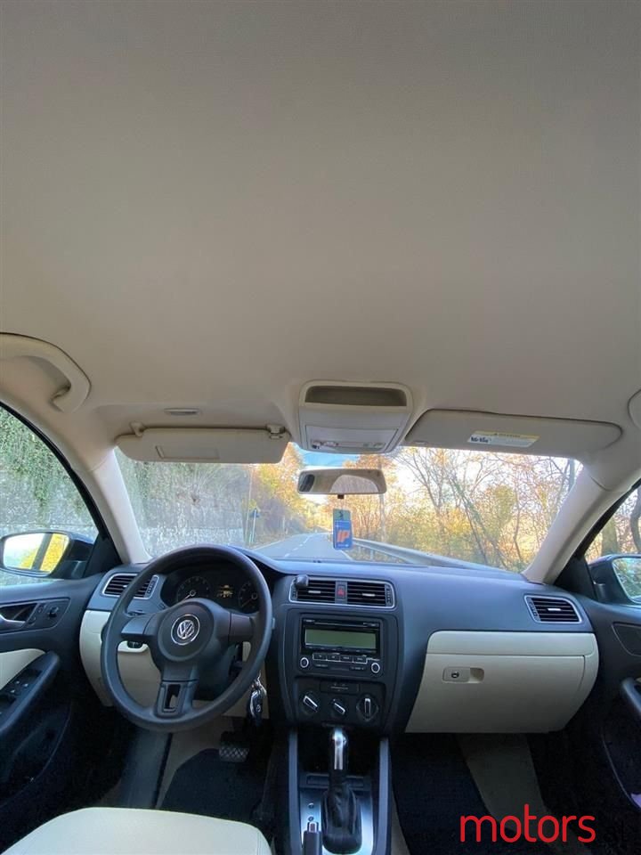 2011' Volkswagen Jetta photo #3