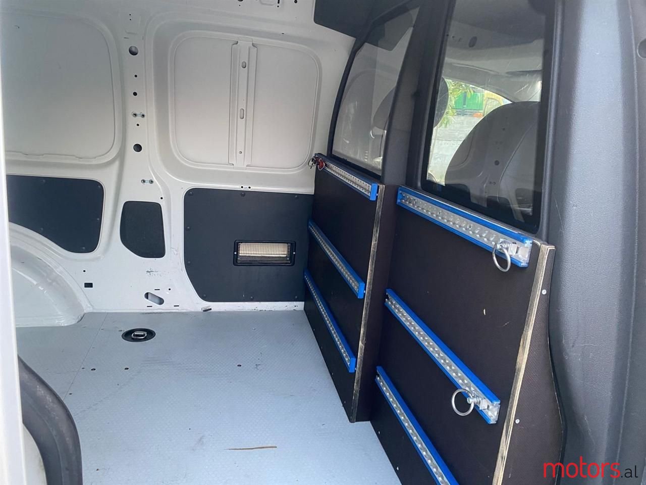 2011' Volkswagen Caddy photo #6