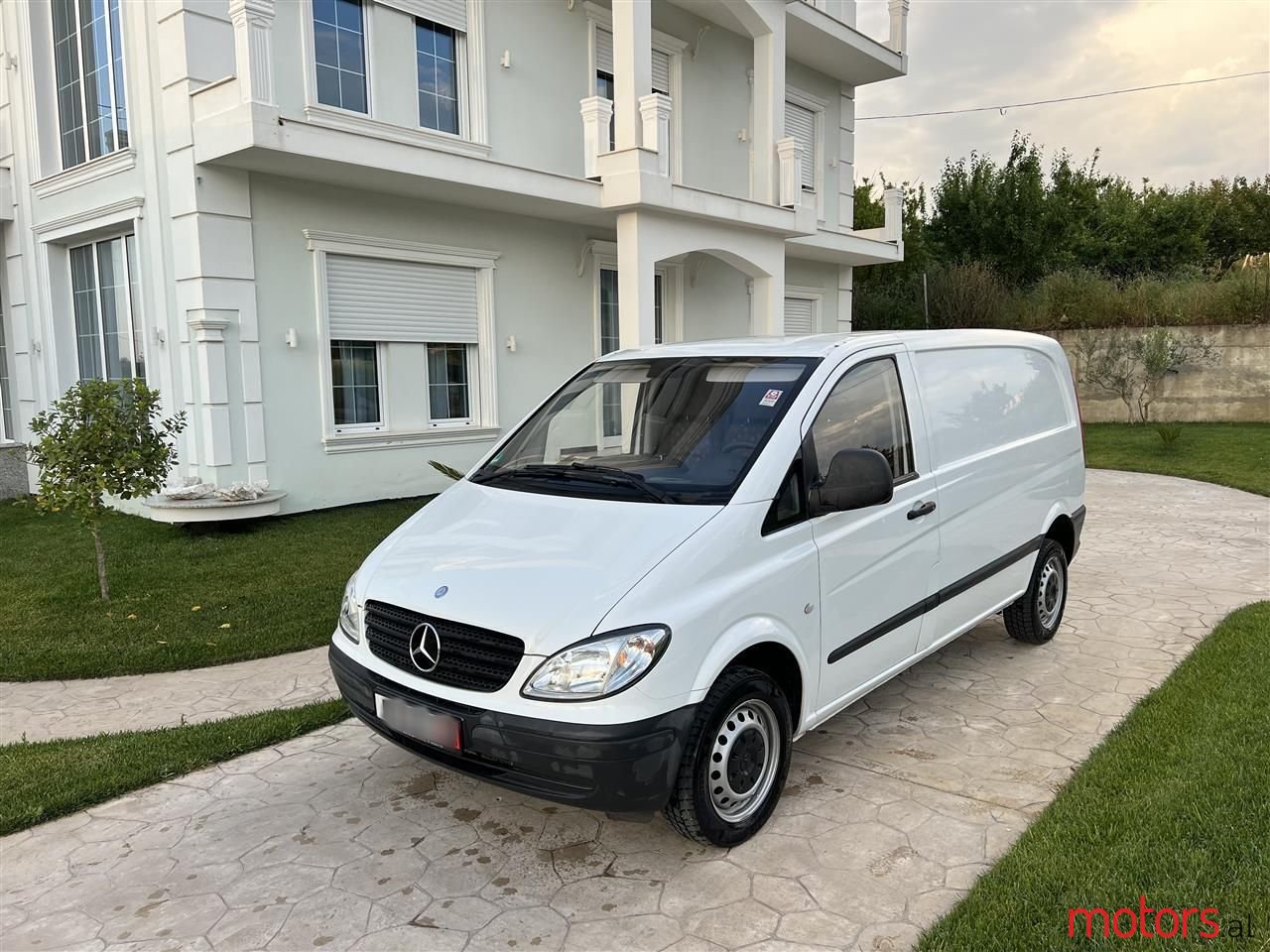 2009' Mercedes-Benz V 220 photo #1