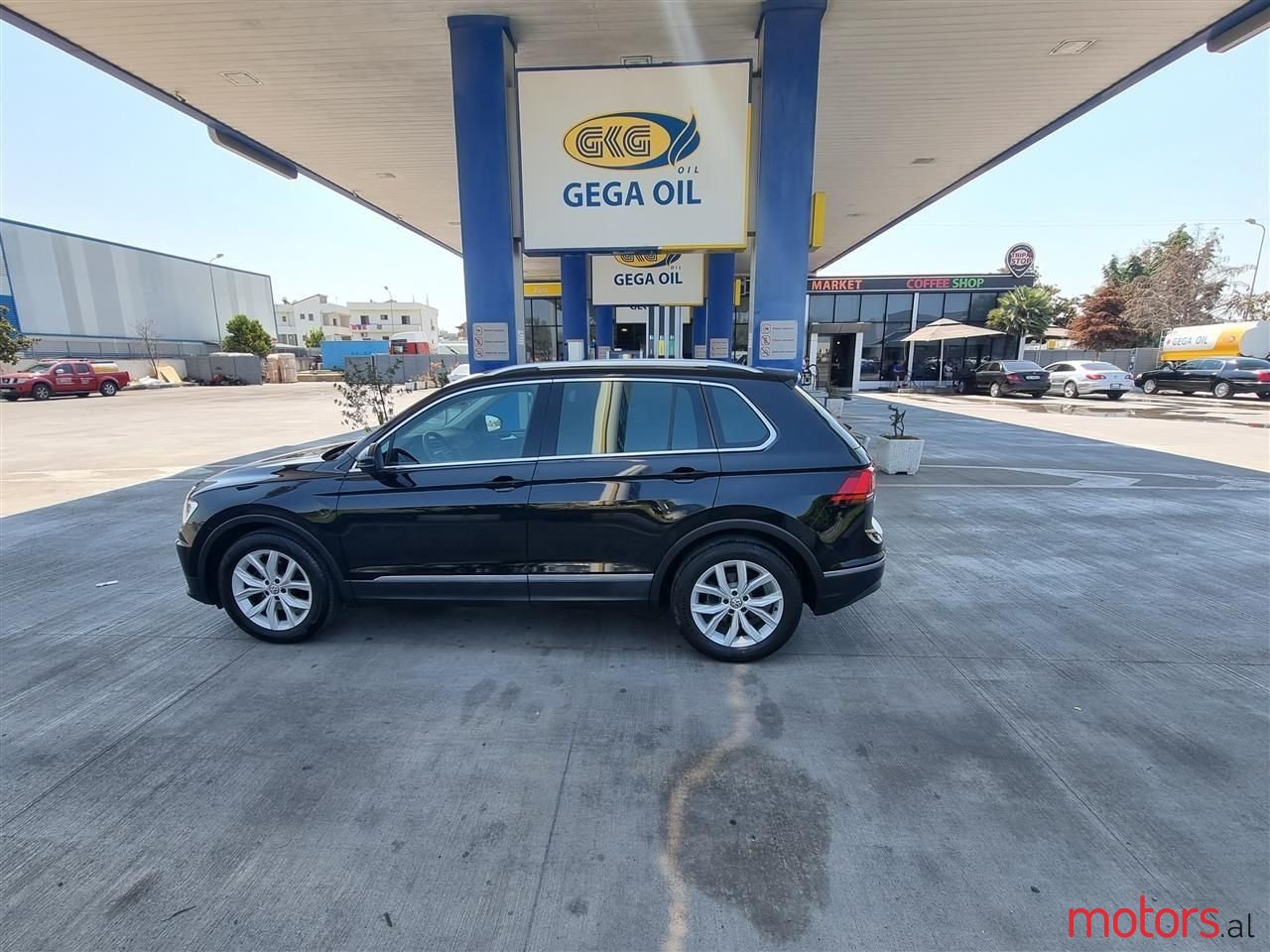 2018' Volkswagen Tiguan photo #2