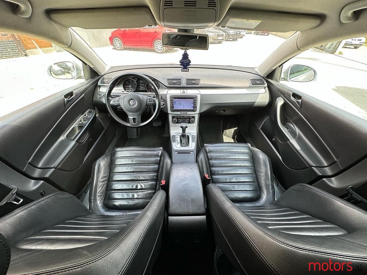 2010' Volkswagen Passat photo #4