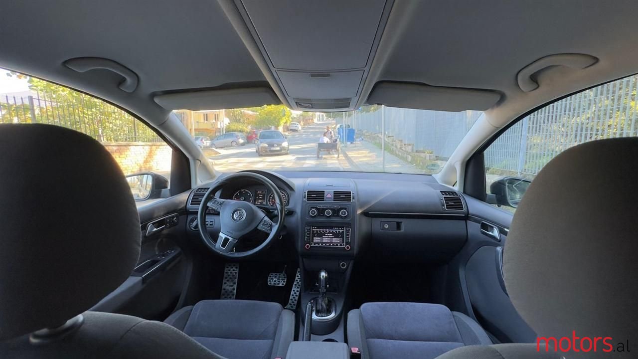 2011' Volkswagen Touran photo #5