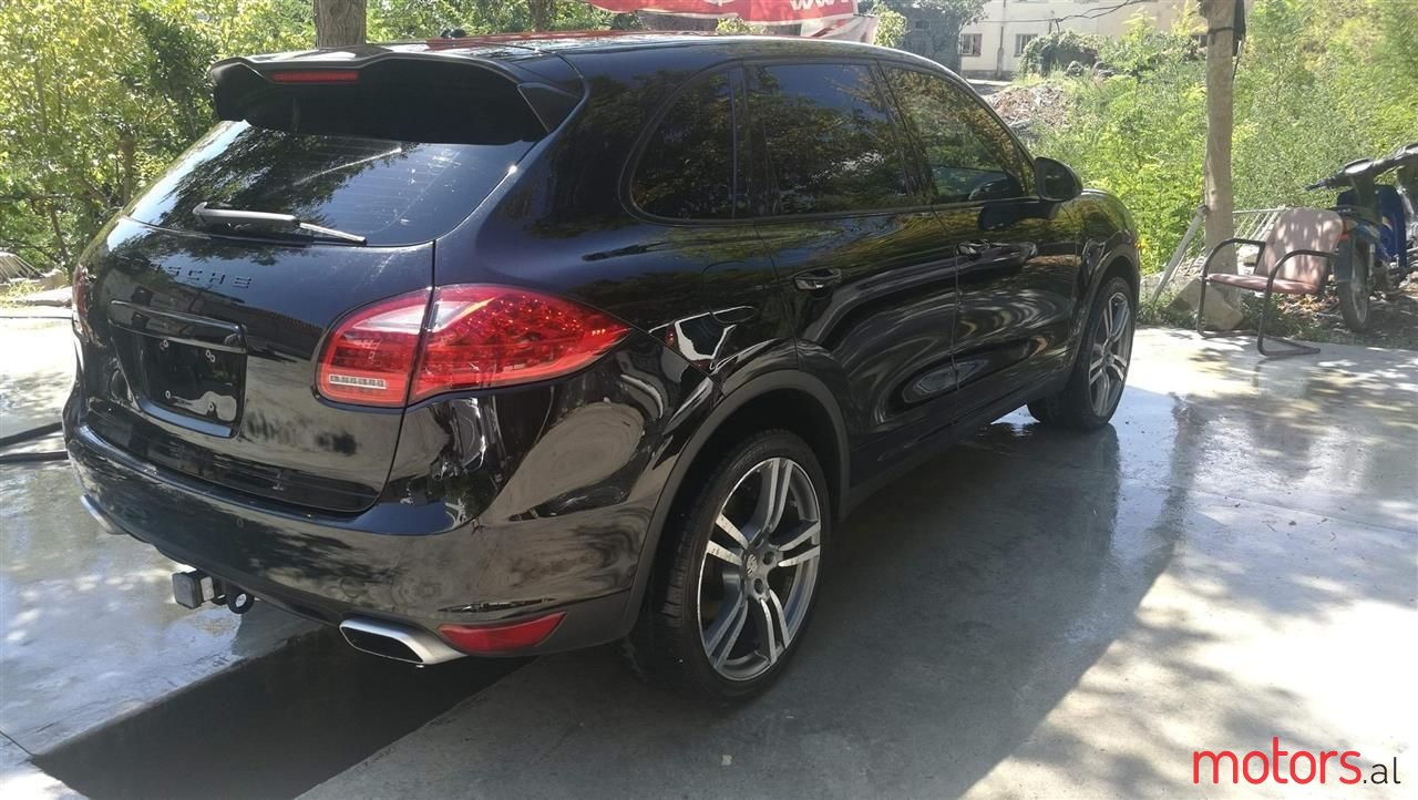 2011' Porsche Cayenne photo #2