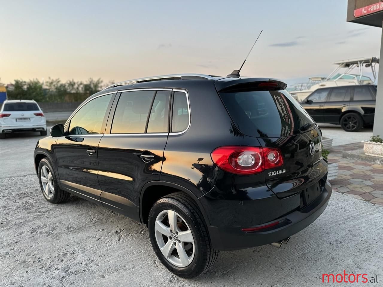 2010' Volkswagen Tiguan photo #2