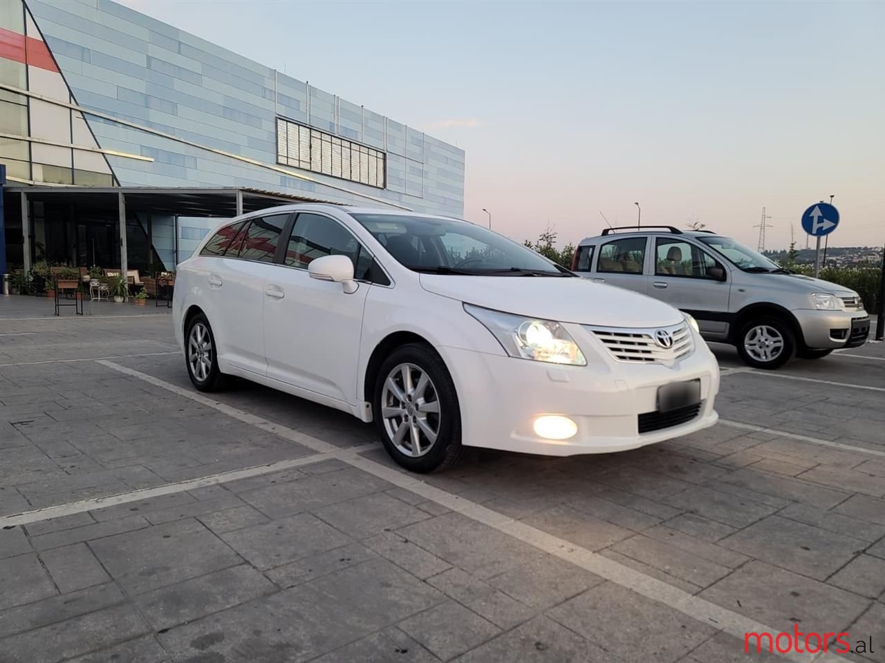 2009' Toyota Avensis photo #1
