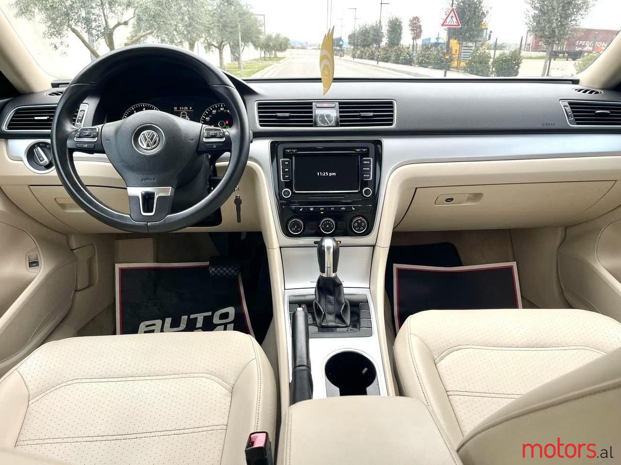 2013' Volkswagen Passat photo #3