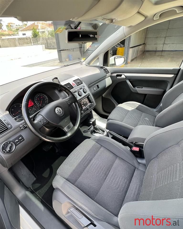 2009' Volkswagen Touran photo #5