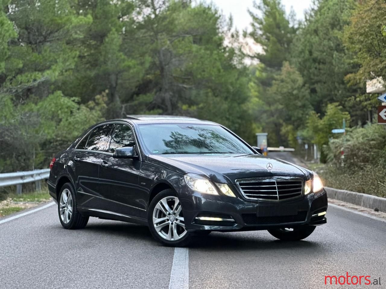 2011' Mercedes-Benz E 220 photo #1
