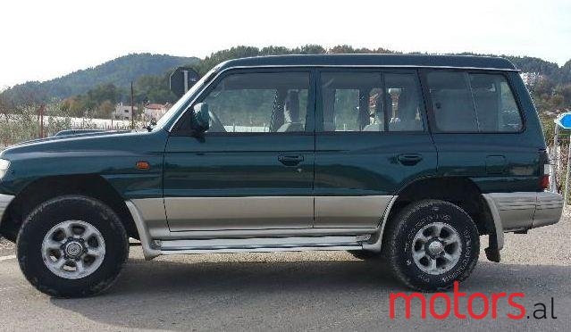 2002' Mitsubishi Pajero photo #2