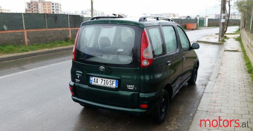 2002' Toyota Yaris photo #2