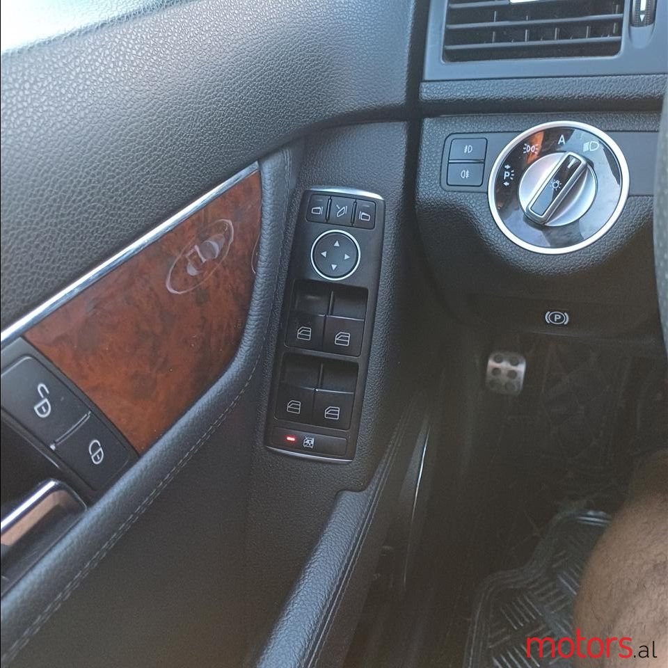 2011' Mercedes-Benz C 180 photo #3