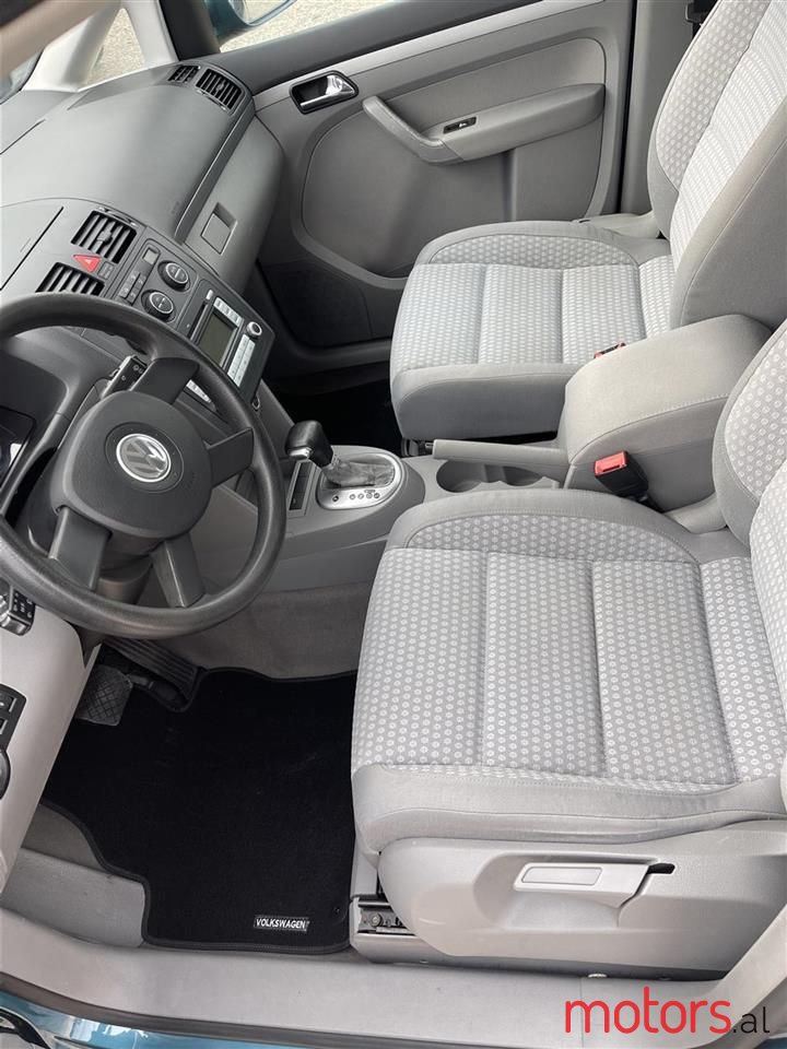 2005' Volkswagen Touran photo #4