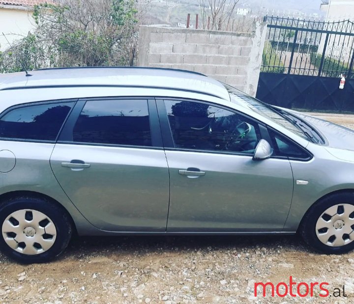 2011' Opel Astra J photo #2