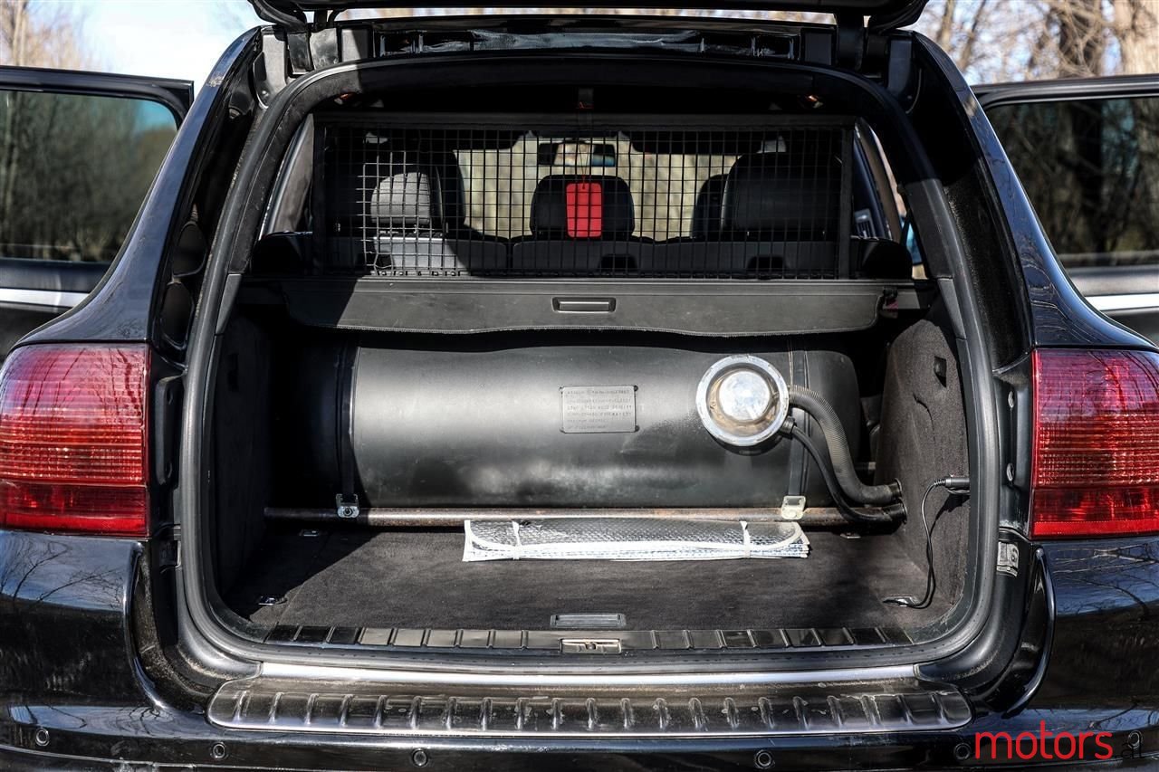 2004' Porsche Cayenne photo #2