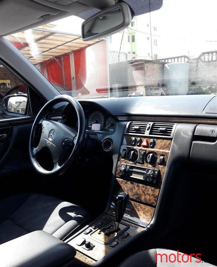 2001' Mercedes-Benz E 220 photo #1