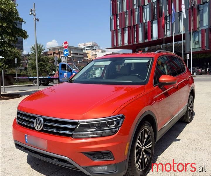 2018' Volkswagen Tiguan photo #2