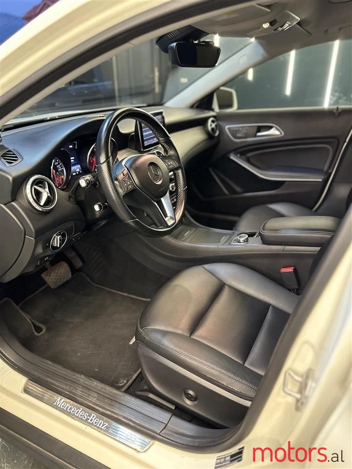 2014' Mercedes-Benz GLA 200 photo #6