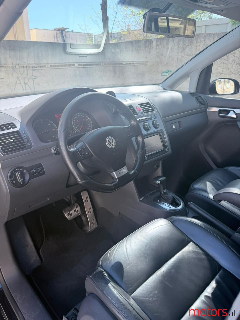 2009' Volkswagen Touran photo #3