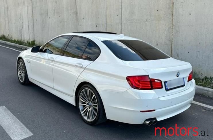 2011' BMW 528 photo #5
