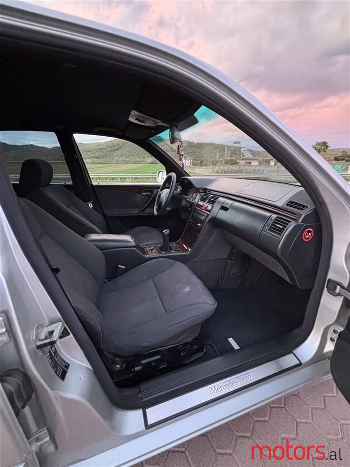 2001' Mercedes-Benz E 220 photo #3