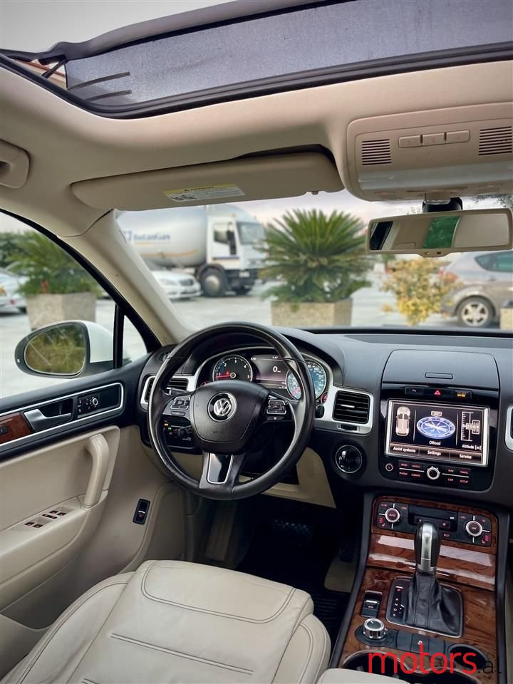 2012' Volkswagen Touareg photo #5