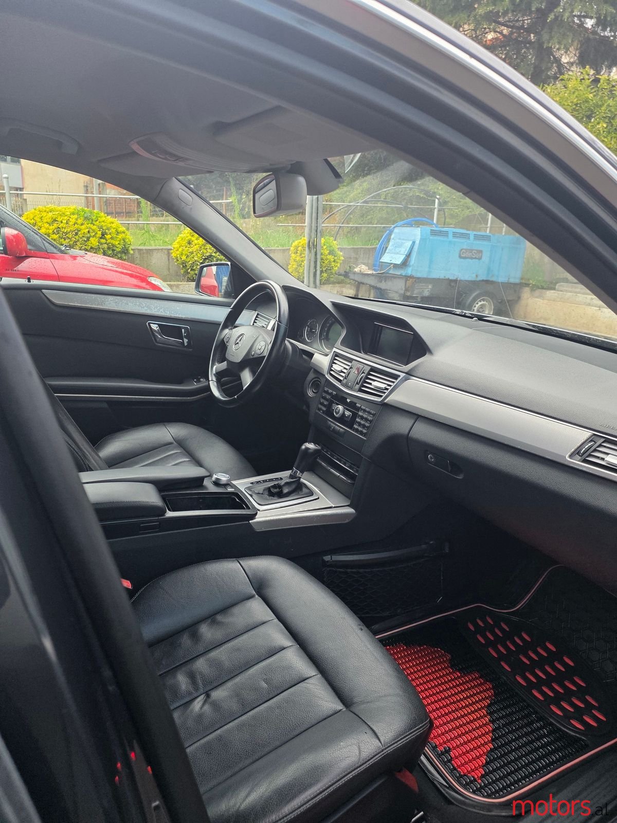 2010' Mercedes-Benz E 220 photo #6