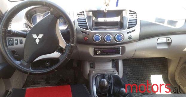 2009' Mitsubishi L200 photo #1