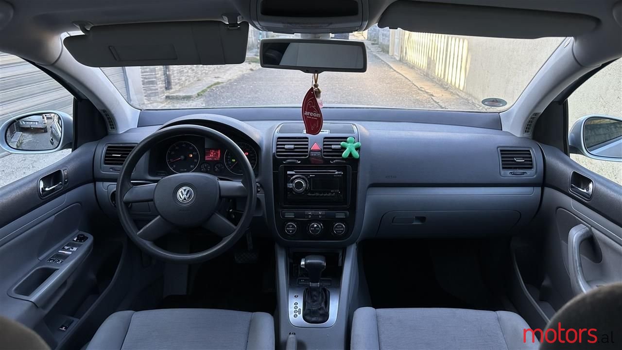 2004' Volkswagen Golf photo #5