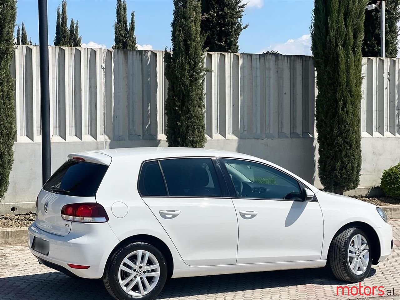 2011' Volkswagen Golf photo #3