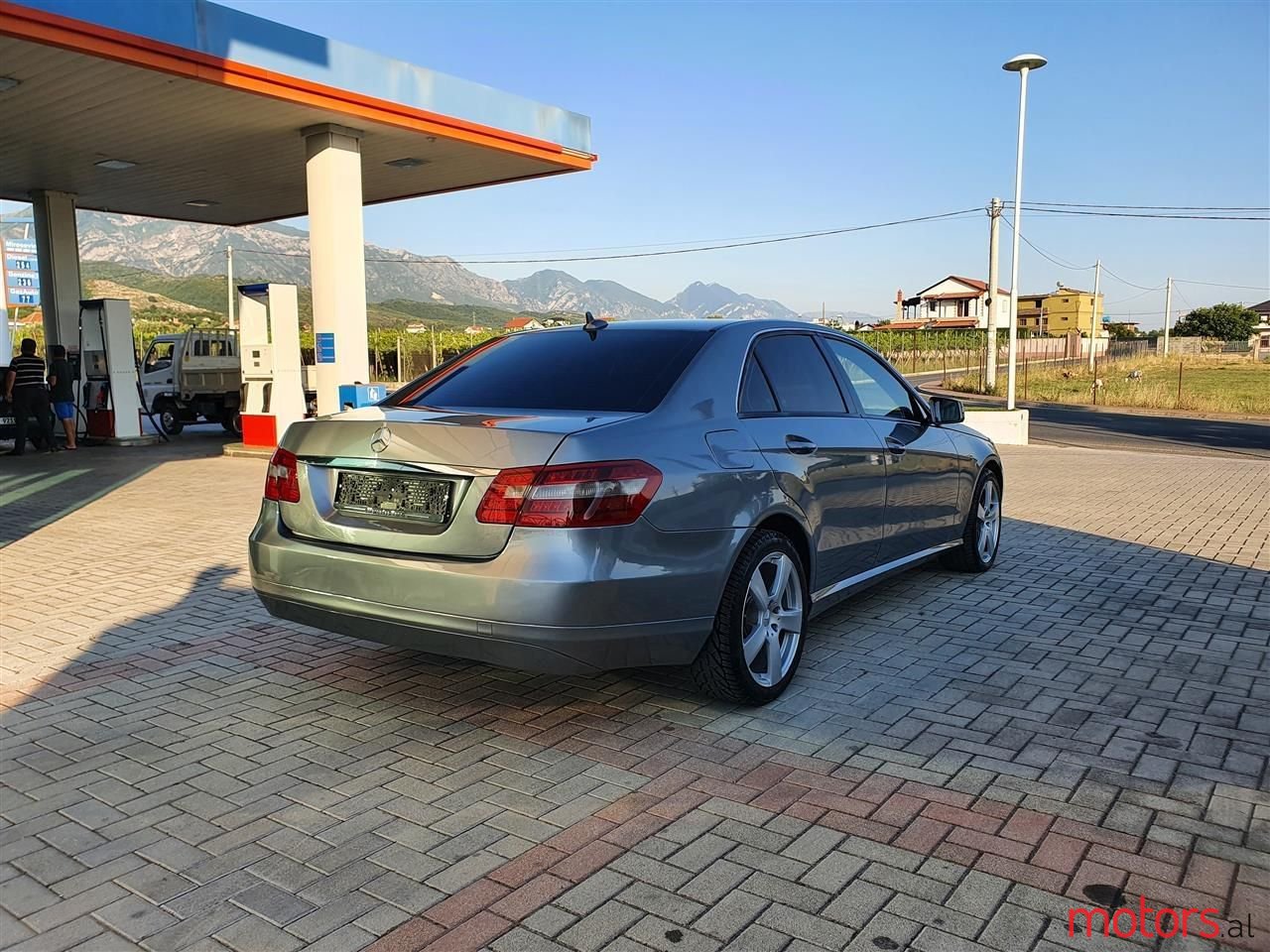 2011' Mercedes-Benz E 220 photo #6