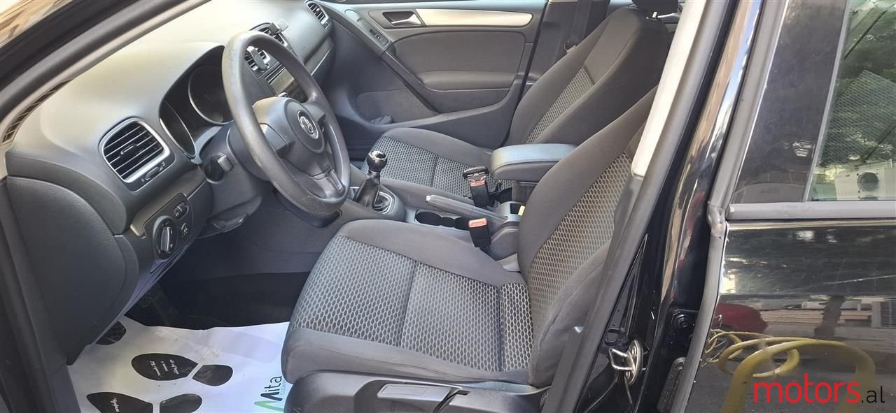 2011' Volkswagen Golf photo #2