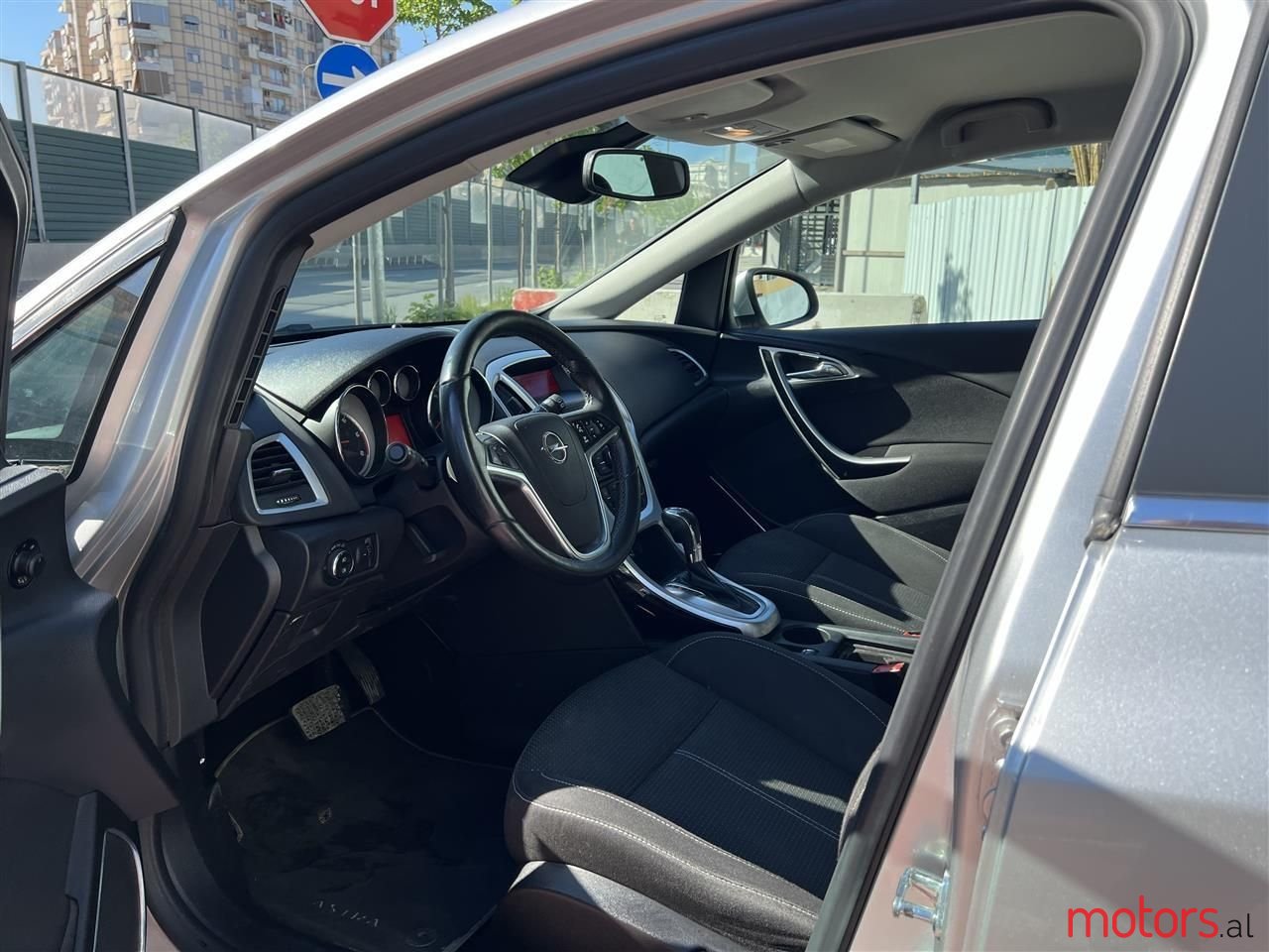 2012' Opel Astra photo #4