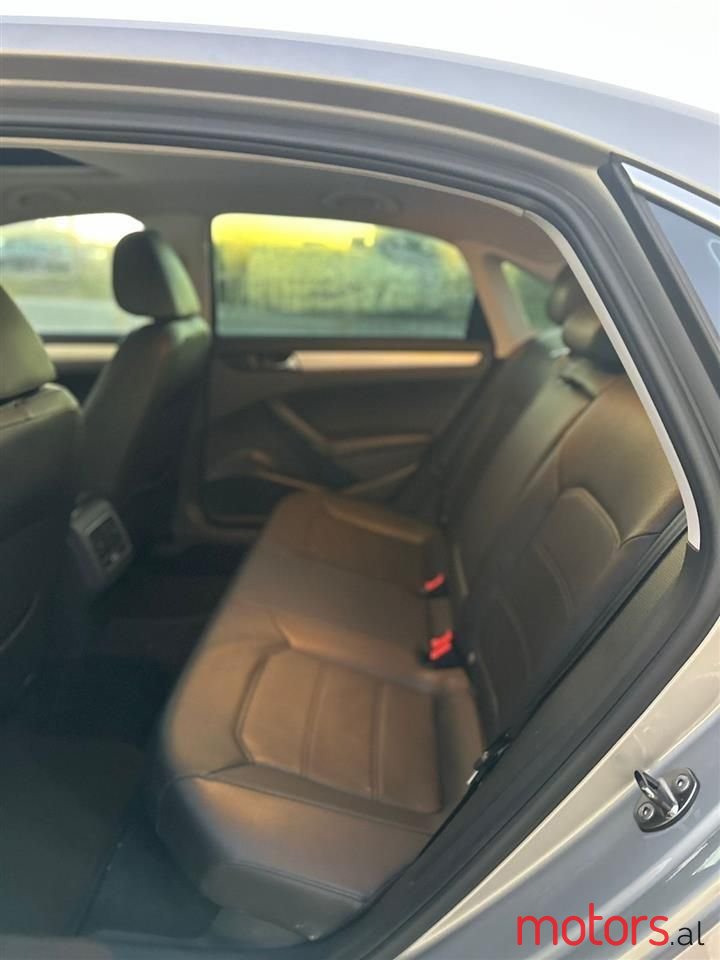 2013' Volkswagen Passat photo #4