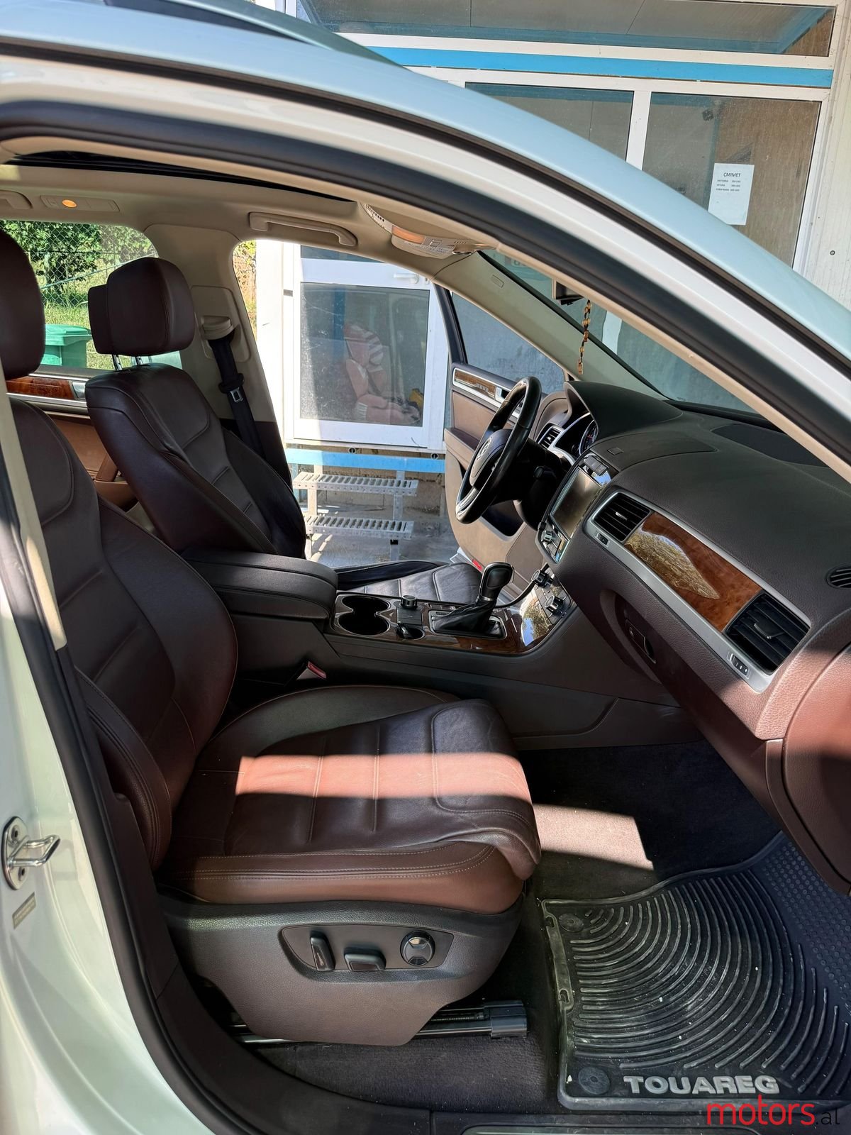 2013' Volkswagen Touareg photo #5