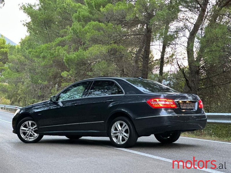 2011' Mercedes-Benz E 220 photo #4