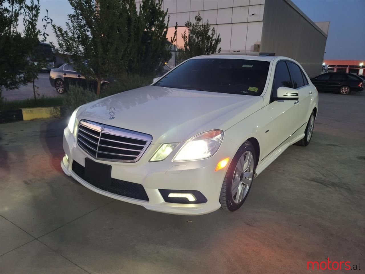 2011' Mercedes-Benz E 350 photo #3