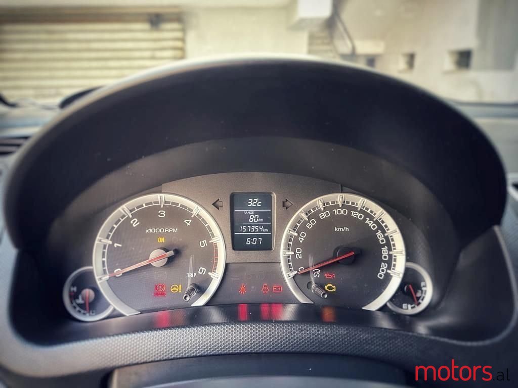 2011' Suzuki Swift photo #4