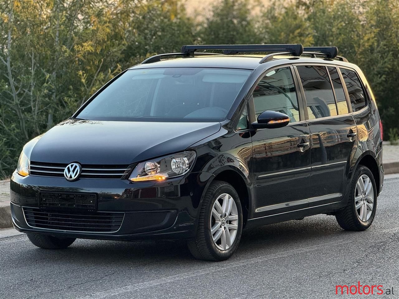 2011' Volkswagen Touran photo #3