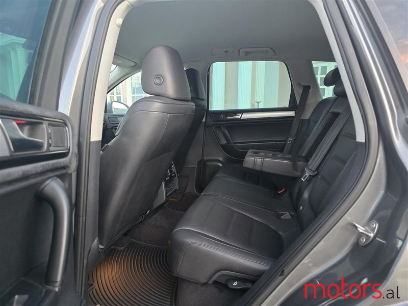 2013' Volkswagen Touareg photo #5