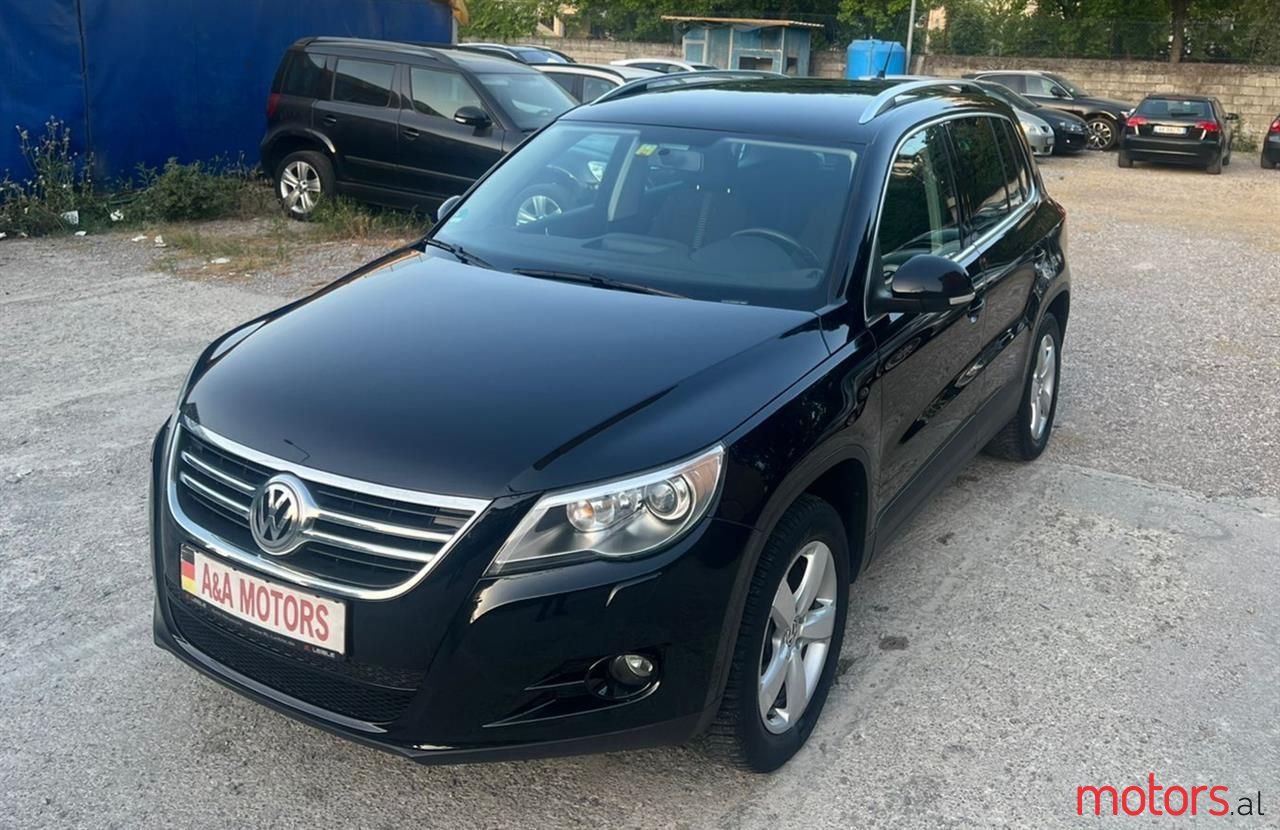 2011' Volkswagen Tiguan photo #2