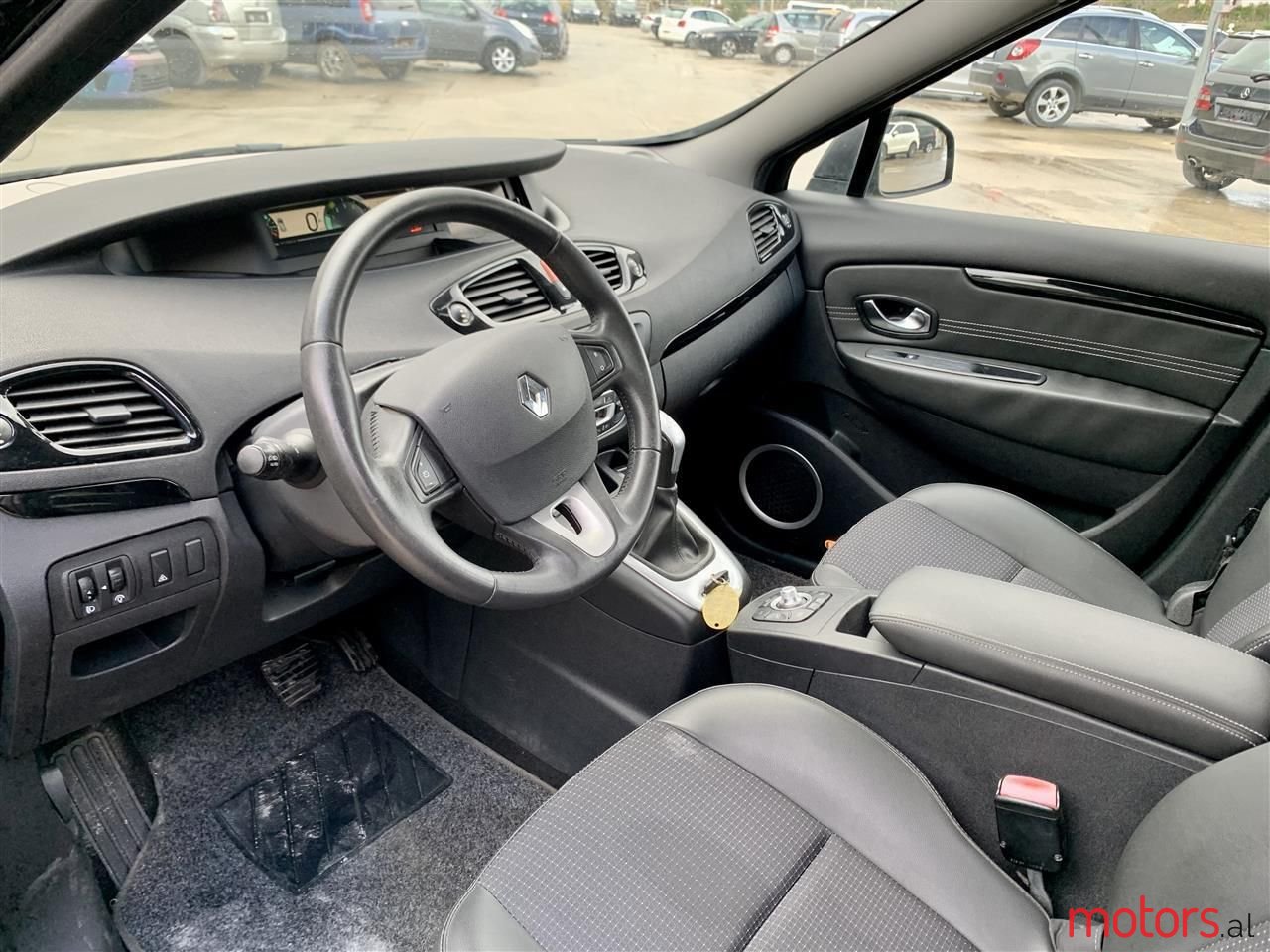 2011' Renault Scenic photo #2