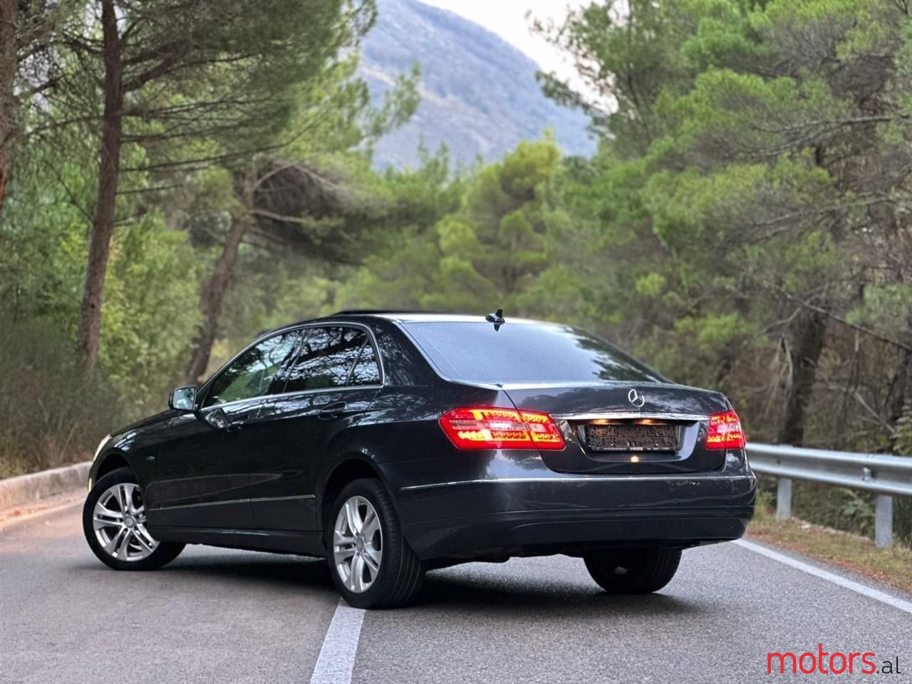 2011' Mercedes-Benz E 220 photo #3